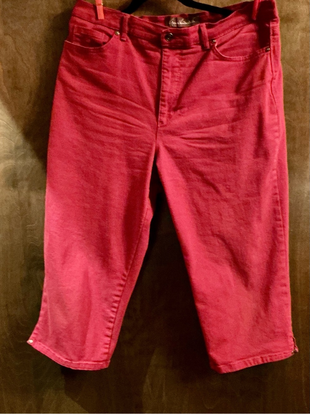 Gloria Vanderbilt Cropped Jeans in Faded Red